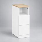 Table de chevet étroite blanche à deux tiroirs sur fond argenté premium.