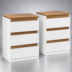 Lot de deux tables de chevet blanches à trois tiroirs sur fond argenté.