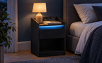 Chevet noir avec éclairage LED bleu dans une chambre de nuit.