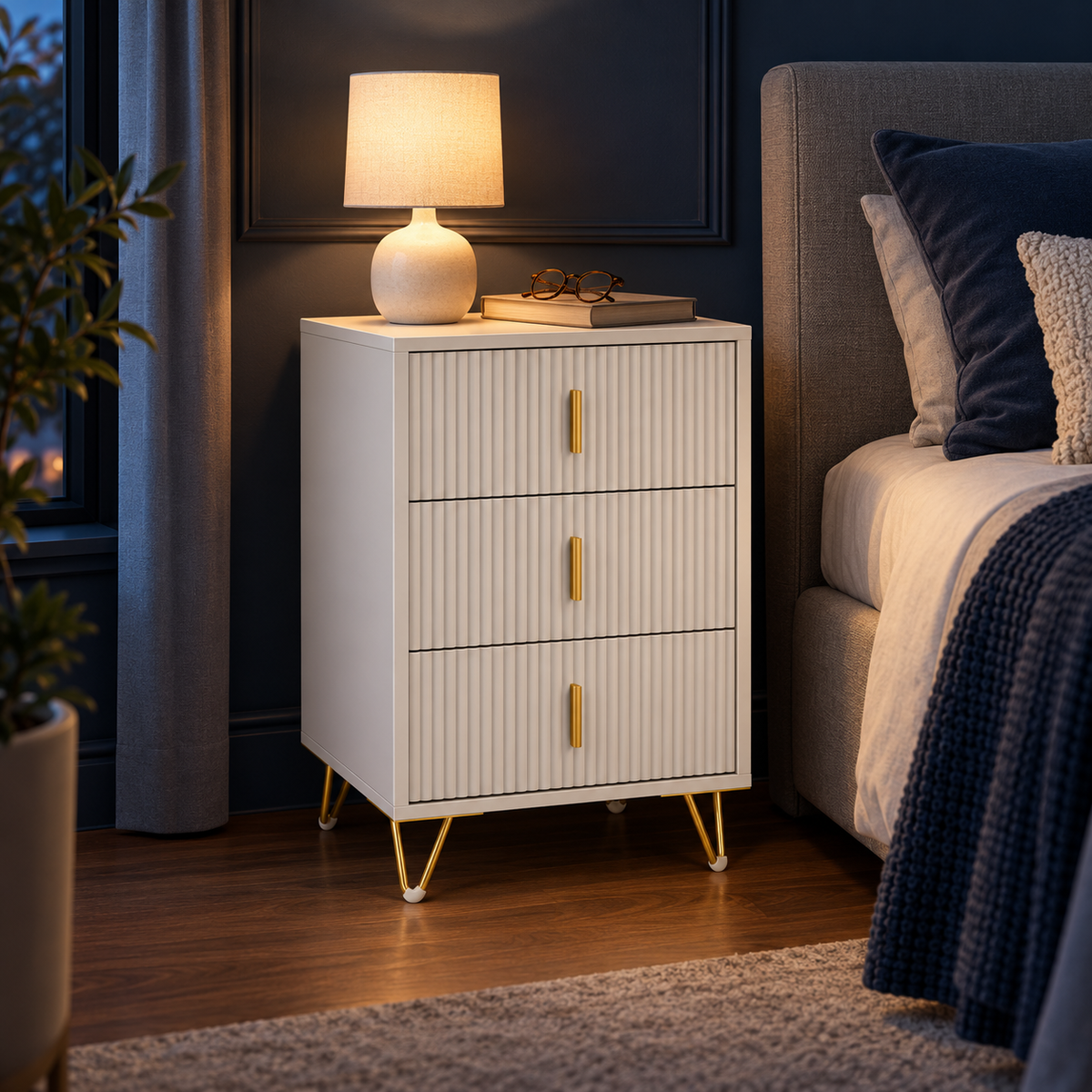 Table de chevet 3 tiroirs avec pieds dorés – 63 cm