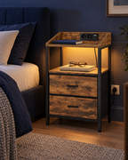 Chevet à deux tiroirs avec éclairage LED ambre dans une chambre le soir.