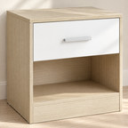 Détail de la poignée et du tiroir blanc sur un chevet beige effet bois.