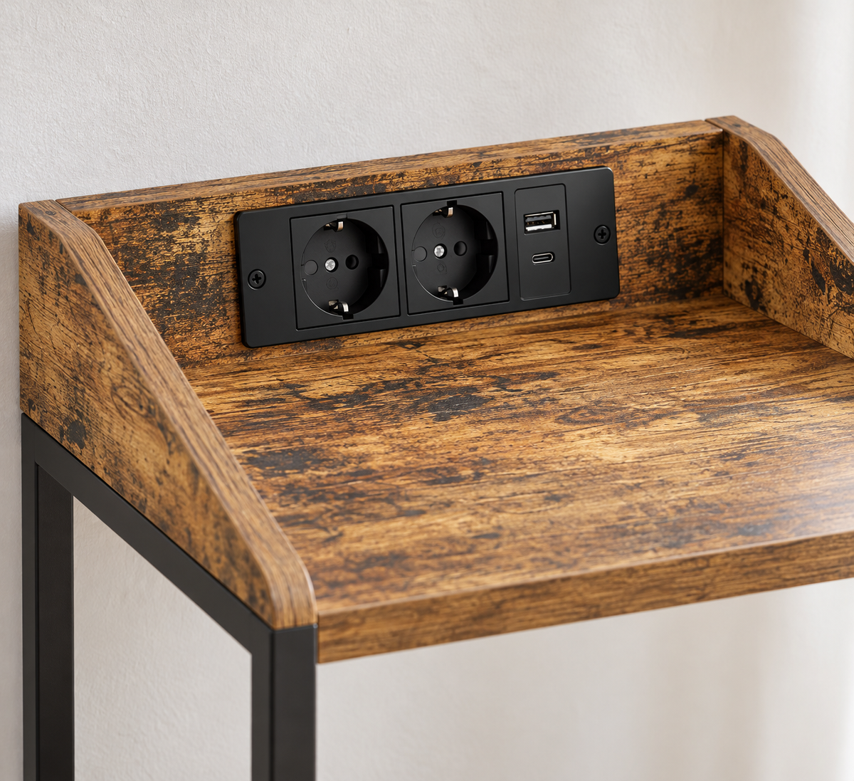 Détail des deux prises rondes, du port USB-A et du port USB-C.