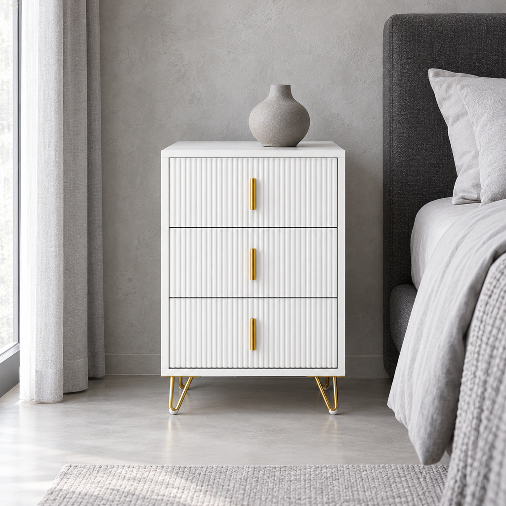 Table de chevet 3 tiroirs avec pieds dorés – 63 cm