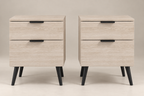 Deux tables de chevet assorties effet chêne et pieds noirs vues de face