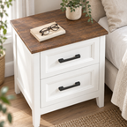 Plateau effet bois de la table de chevet avec livre et lunettes
