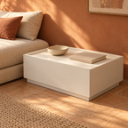 Chevet bas blanc de 60 cm dans une pièce terracotta.