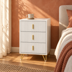 Table de chevet 3 tiroirs avec pieds dorés – 63 cm