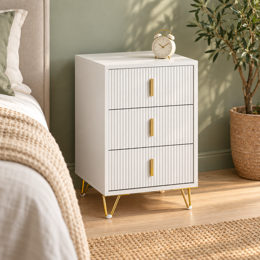 Table de chevet 3 tiroirs avec pieds dorés – 63 cm