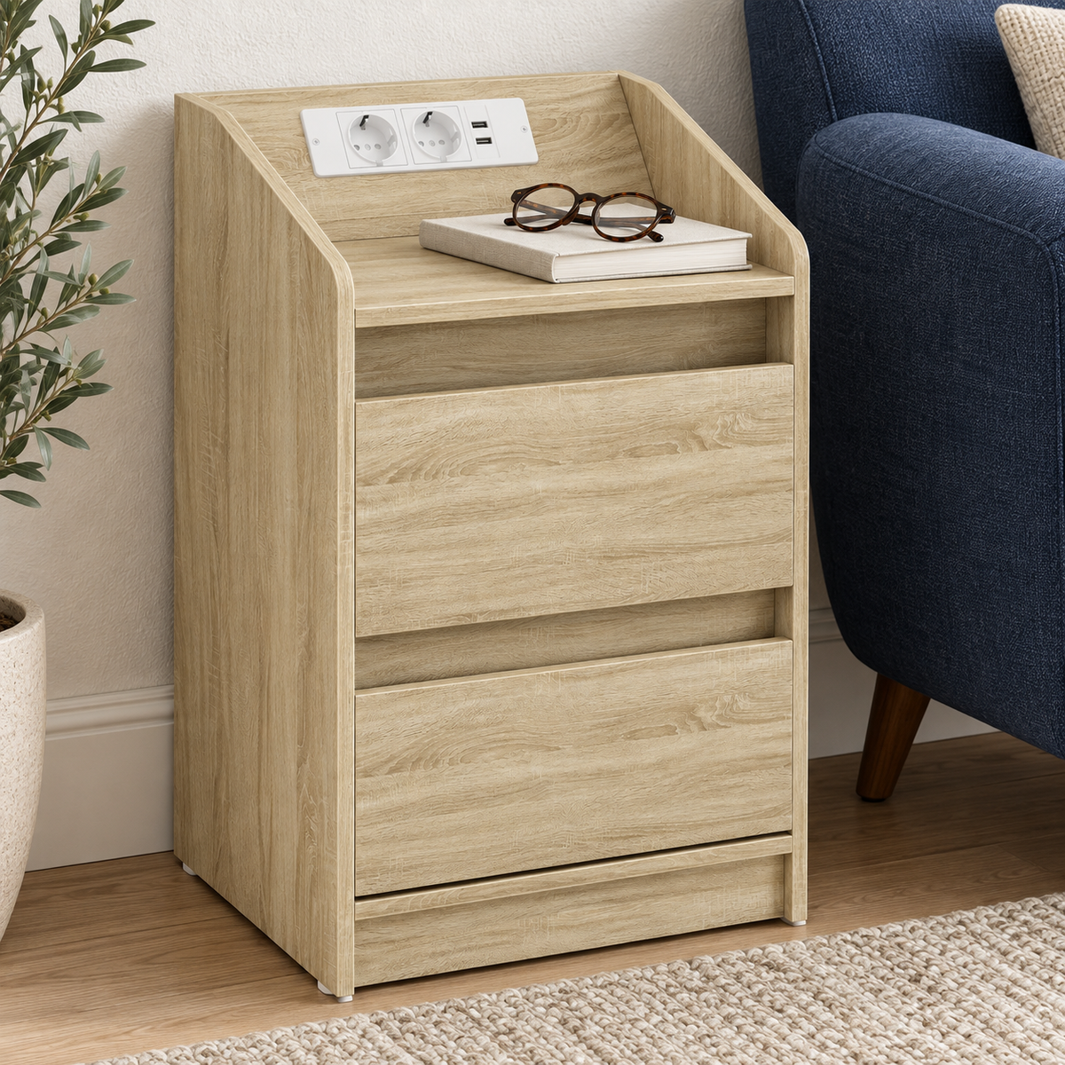 Chevet effet chêne près d’un fauteuil bleu