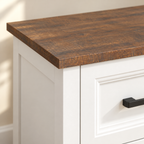 Détail du coin et du plateau brun effet bois