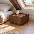 Chevet bas brun de 40 cm dans une chambre mansardée.