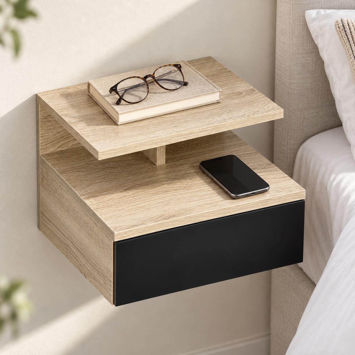 Vue du dessus du chevet suspendu avec livre et lunettes