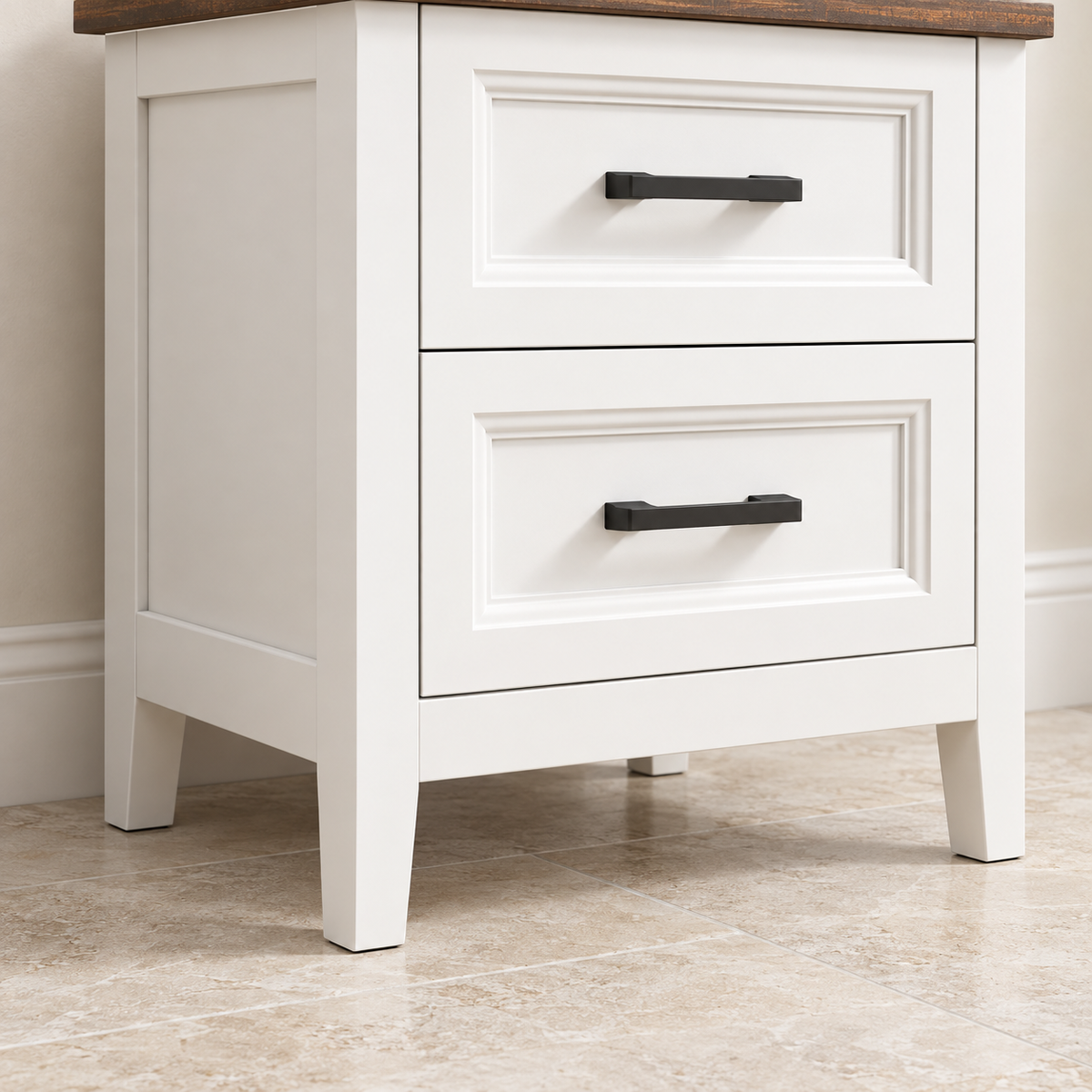 Détail des pieds blancs et du panneau latéral de la table de chevet