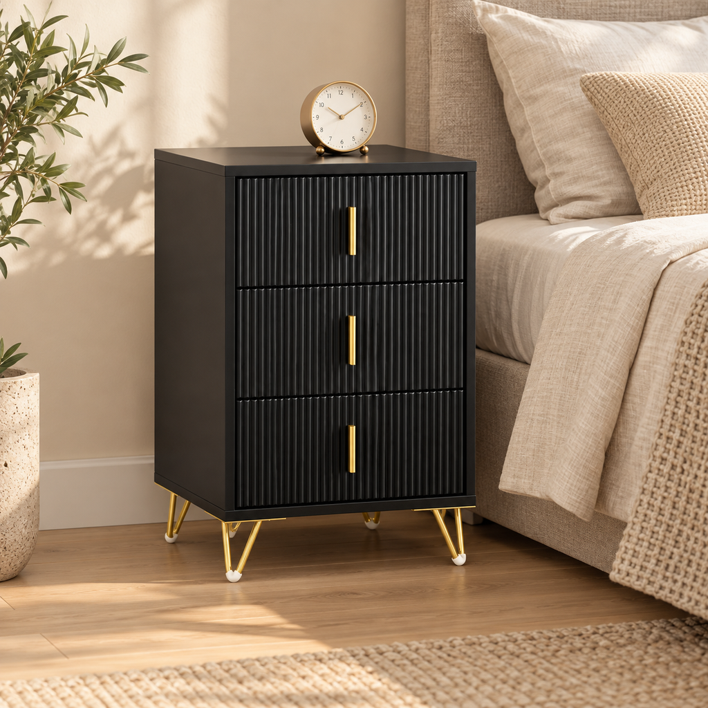Table de chevet 3 tiroirs avec pieds dorés – 63 cm