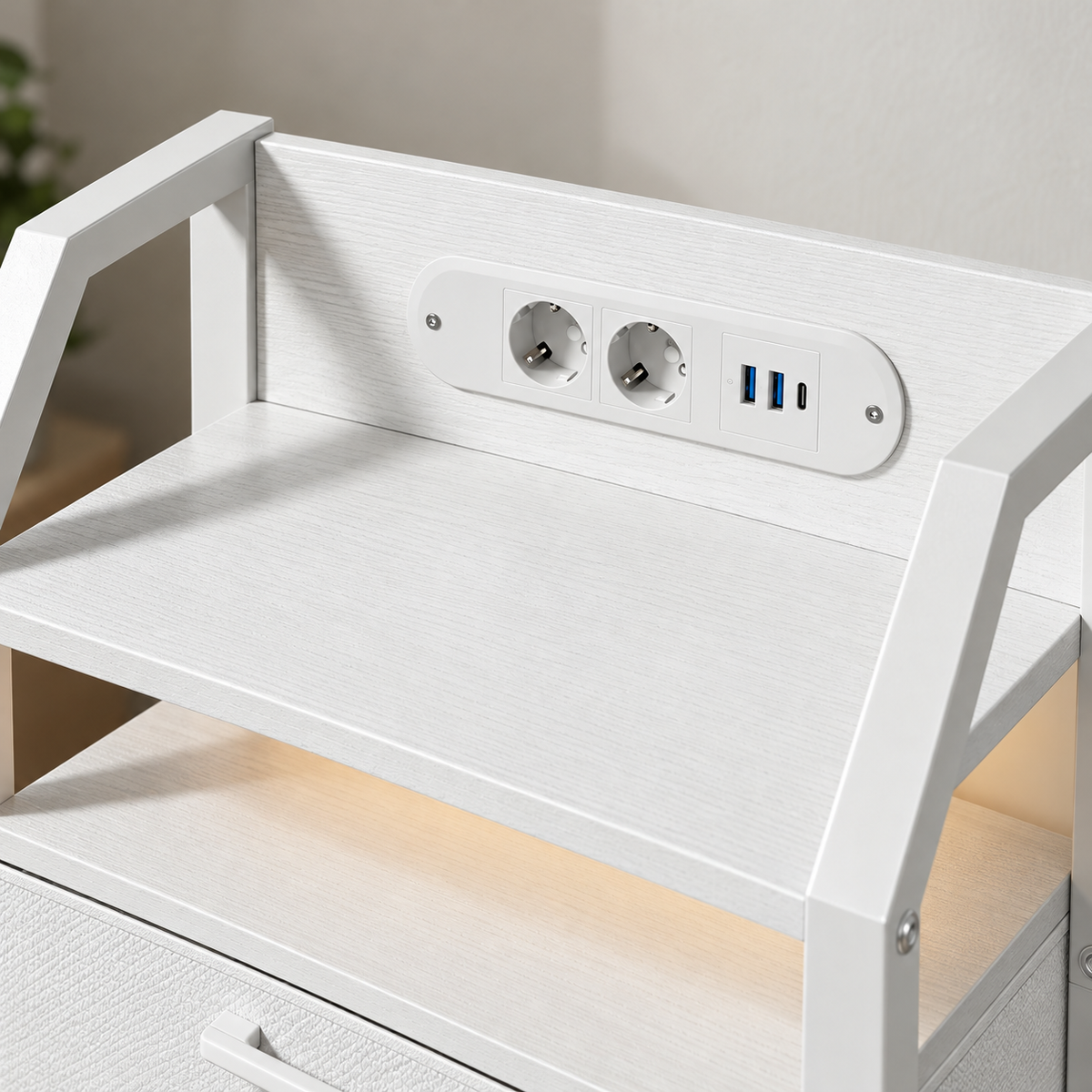 Détail du bloc de prises et ports USB du chevet blanc.