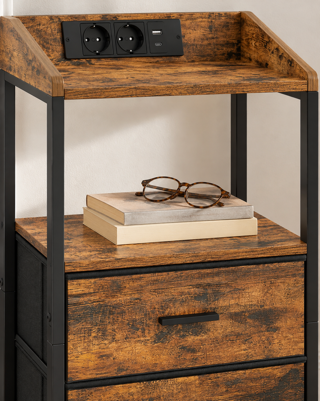 Étagère ouverte du chevet avec deux livres et des lunettes.