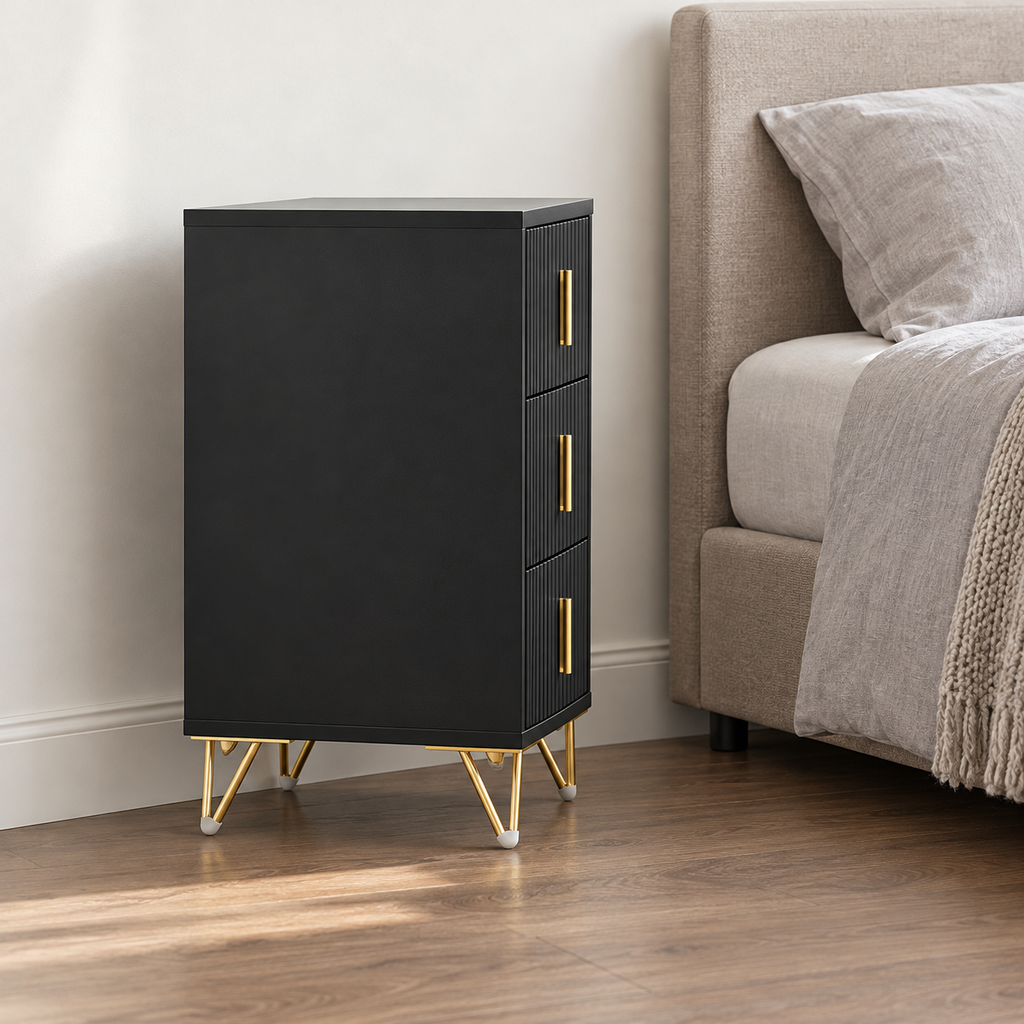 Table de chevet 3 tiroirs avec pieds dorés – 63 cm