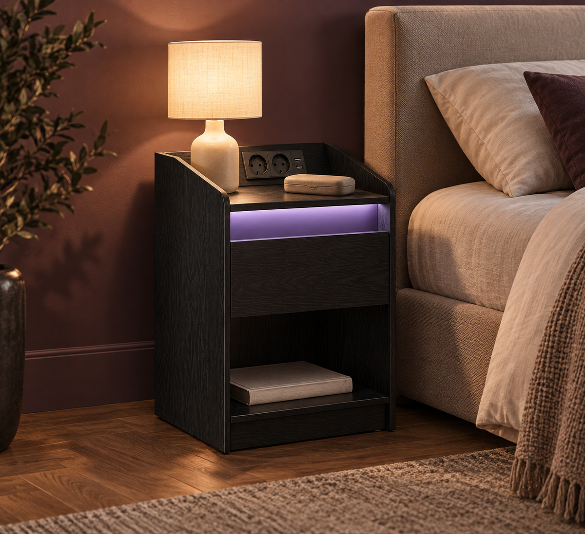 Chevet noir avec éclairage LED violet et lampe de lecture.