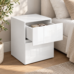 Table de chevet blanche avec tiroir supérieur ouvert et carnet rangé