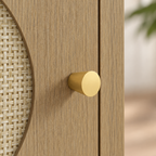 Détail du bouton doré et de la finition effet bois.