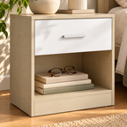 Niche ouverte d’un chevet beige et blanc avec livres et lunettes.