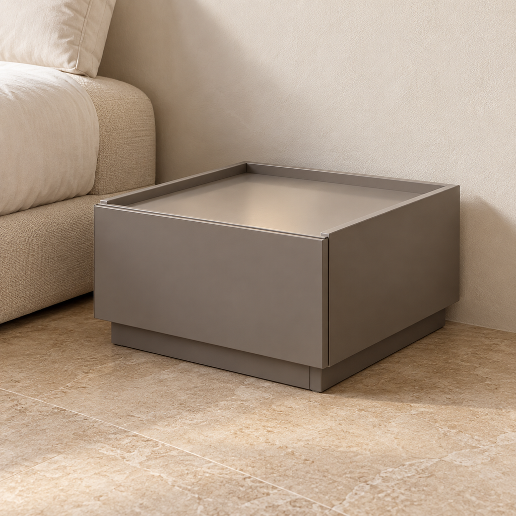 Vue latérale du chevet bas gris de 40 cm sur son socle.