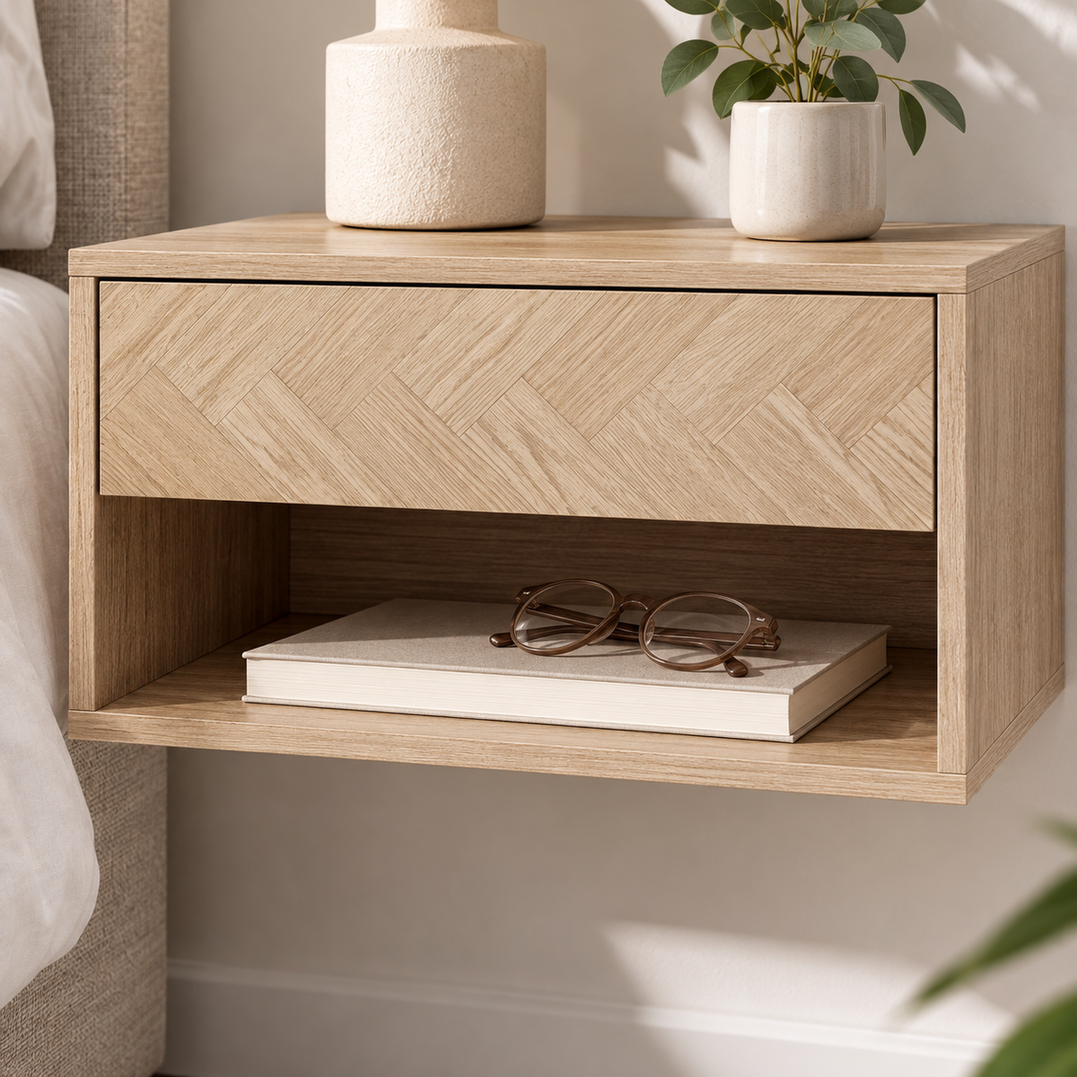 Livre et lunettes dans la niche située sous le tiroir.