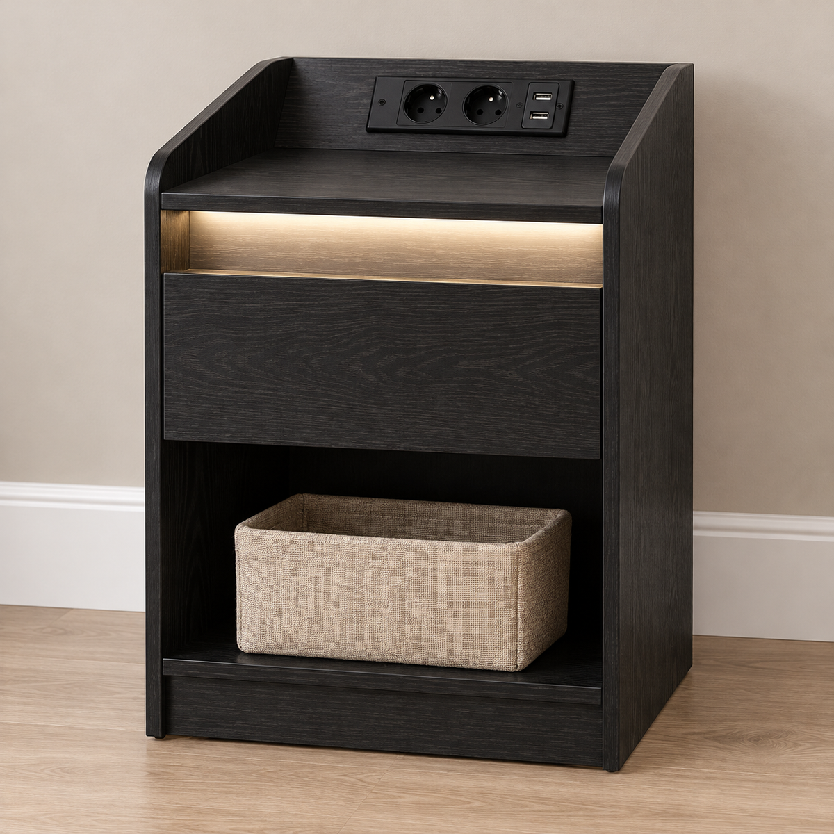 Chevet noir avec panier de rangement dans la niche inférieure.