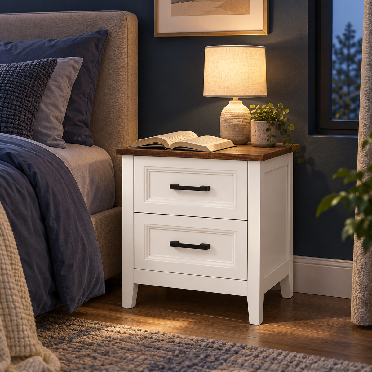 Table de chevet blanche avec lampe dans une chambre bleu nuit