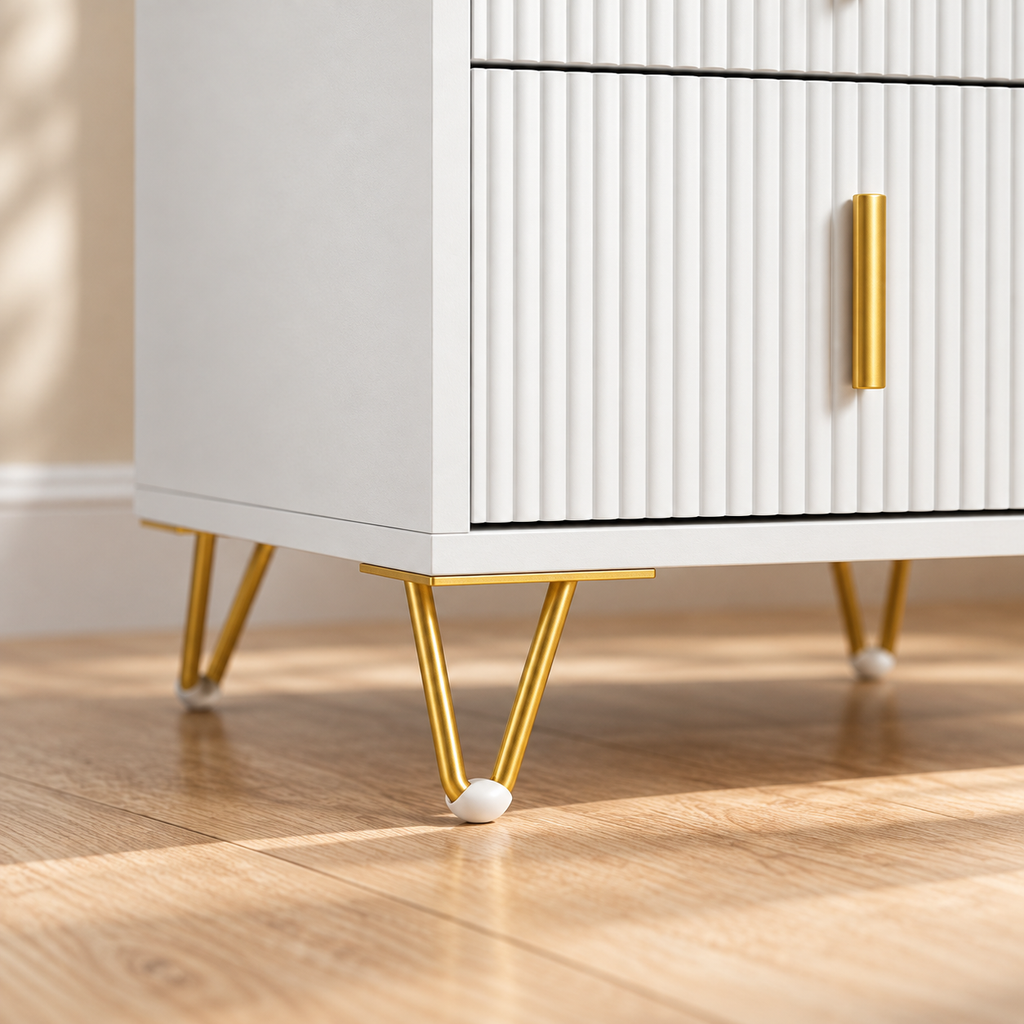 Table de chevet 3 tiroirs avec pieds dorés – 63 cm