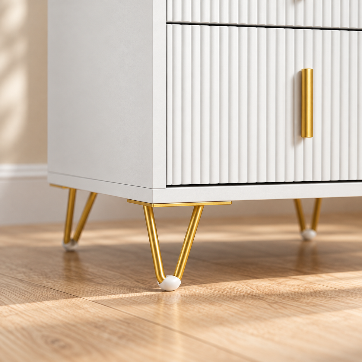 Table de chevet 3 tiroirs avec pieds dorés – 63 cm