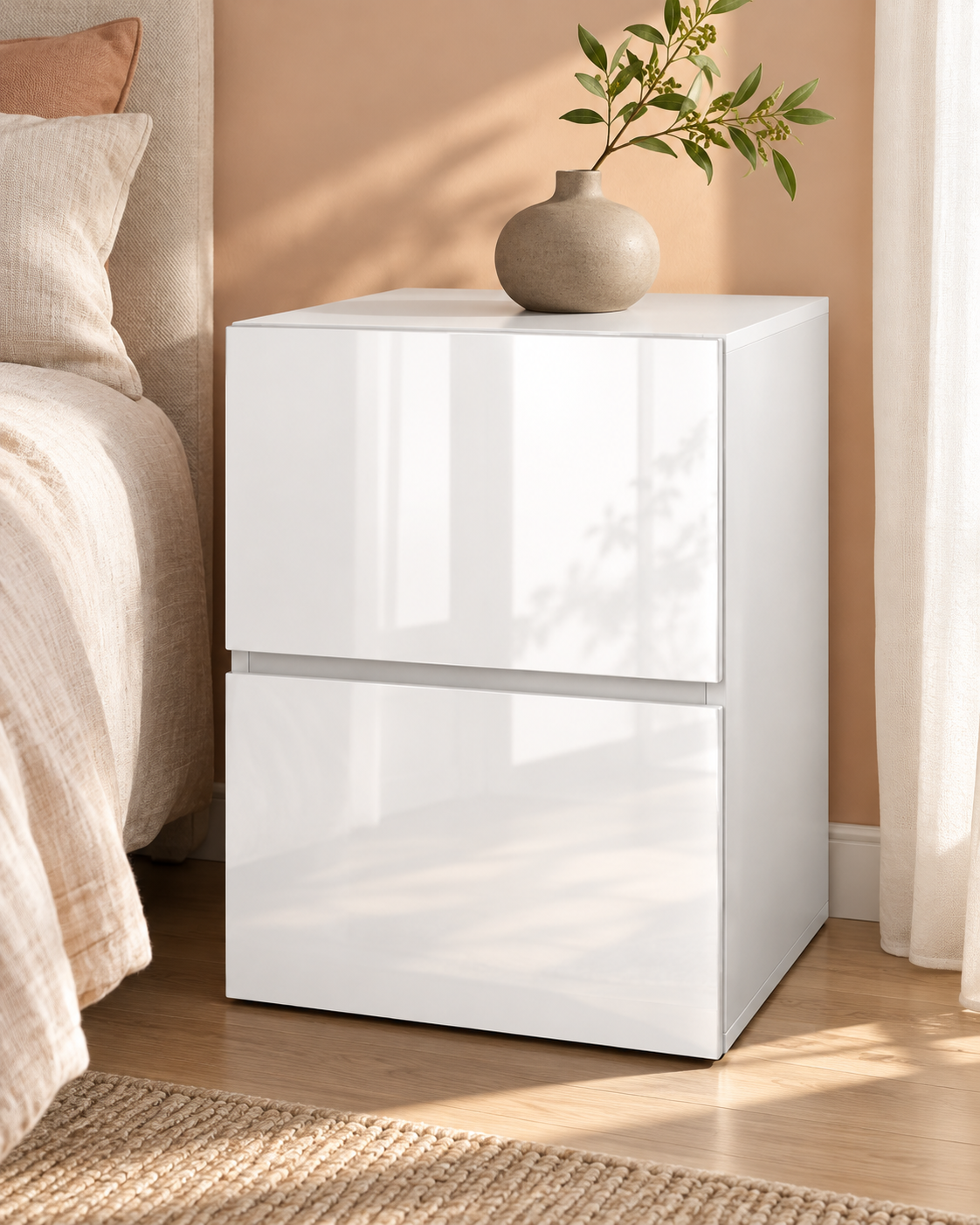 Table de chevet blanche à façades brillantes dans une chambre pêche
