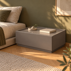 Chevet bas gris de 60 cm dans une chambre olive.