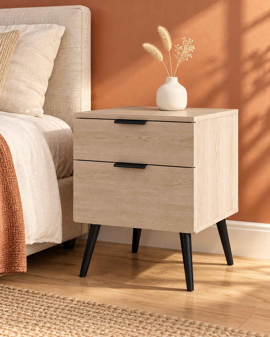Table de chevet effet chêne dans une chambre terracotta