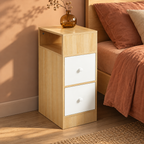 Chevet effet bois et blanc dans une chambre terracotta.