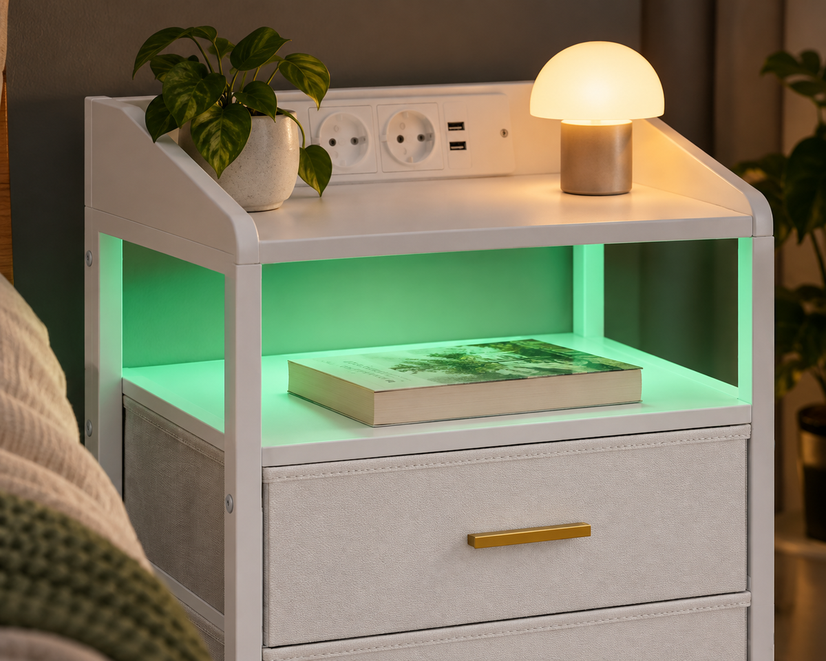 Niche ouverte du chevet blanc éclairée en vert.