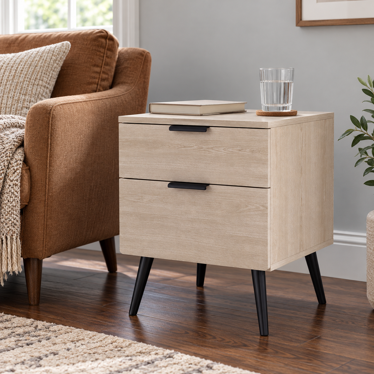 Table de chevet effet chêne près d’un fauteuil caramel