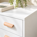 Détail du plateau blanc et de sa bordure