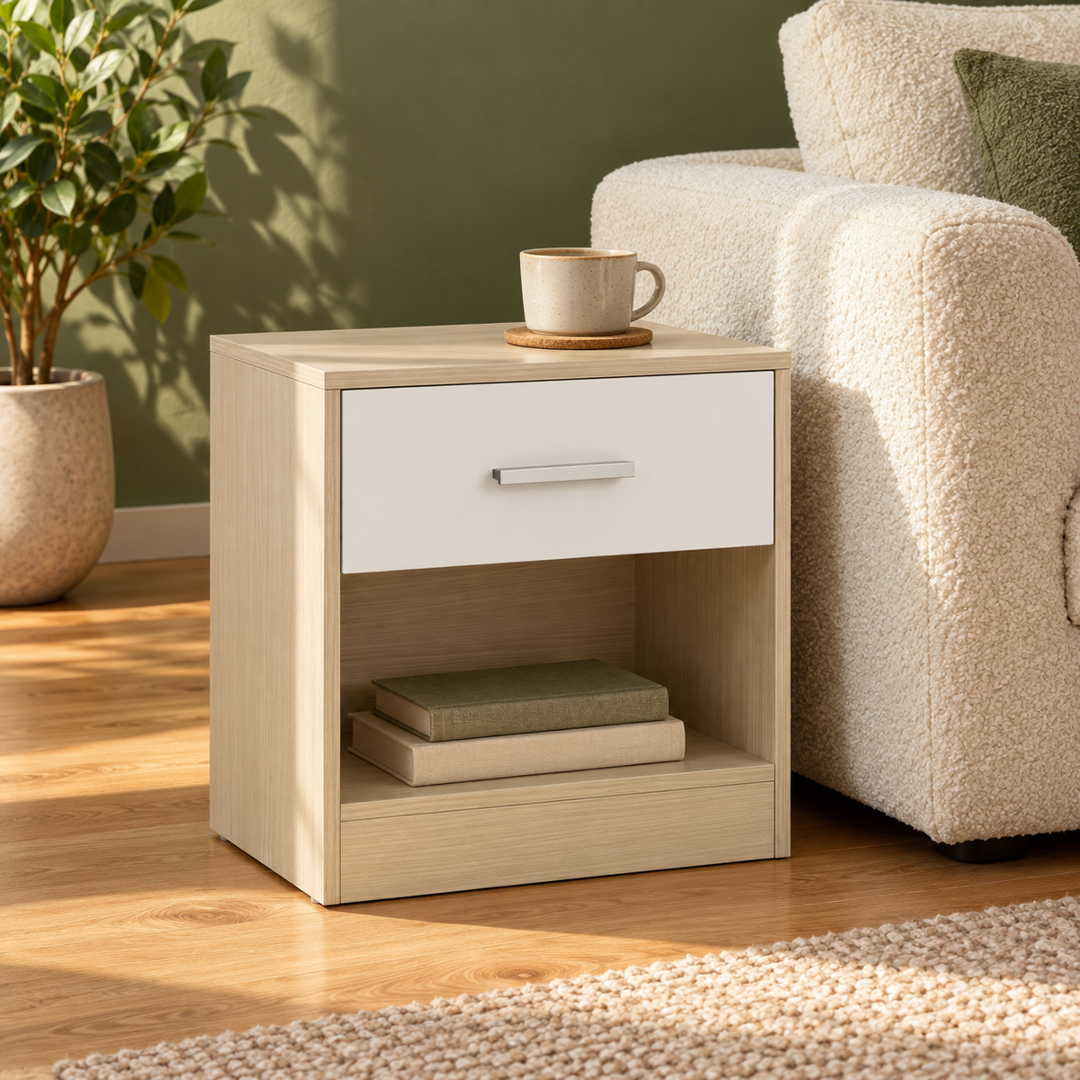 Chevet beige et blanc près d’un canapé en tissu bouclé.