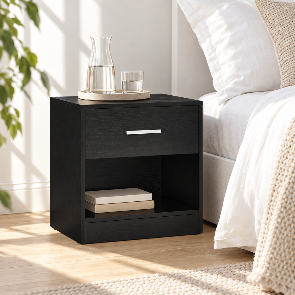 Chevet noir dans une chambre blanche éclairée par le soleil.