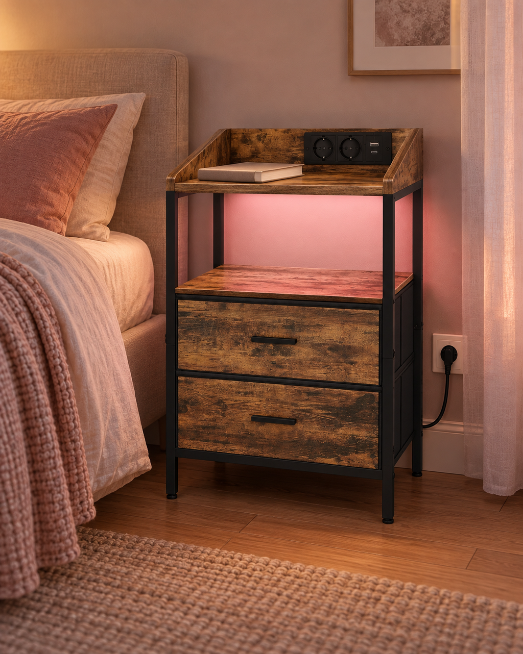 Chevet brun et noir avec un éclairage LED rose discret.