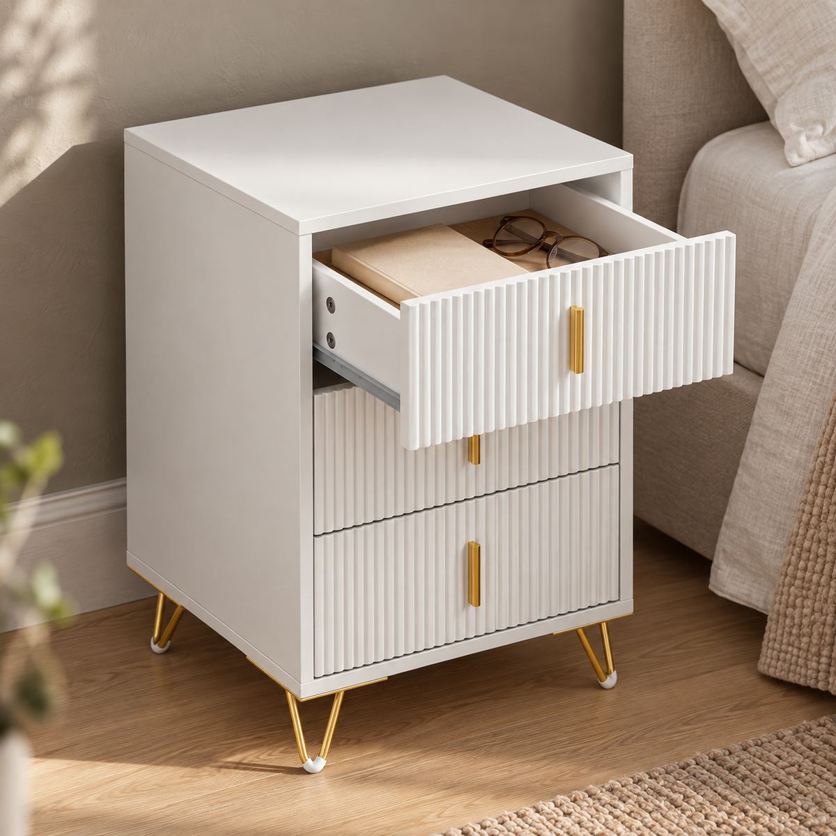 Table de chevet 3 tiroirs avec pieds dorés – 63 cm
