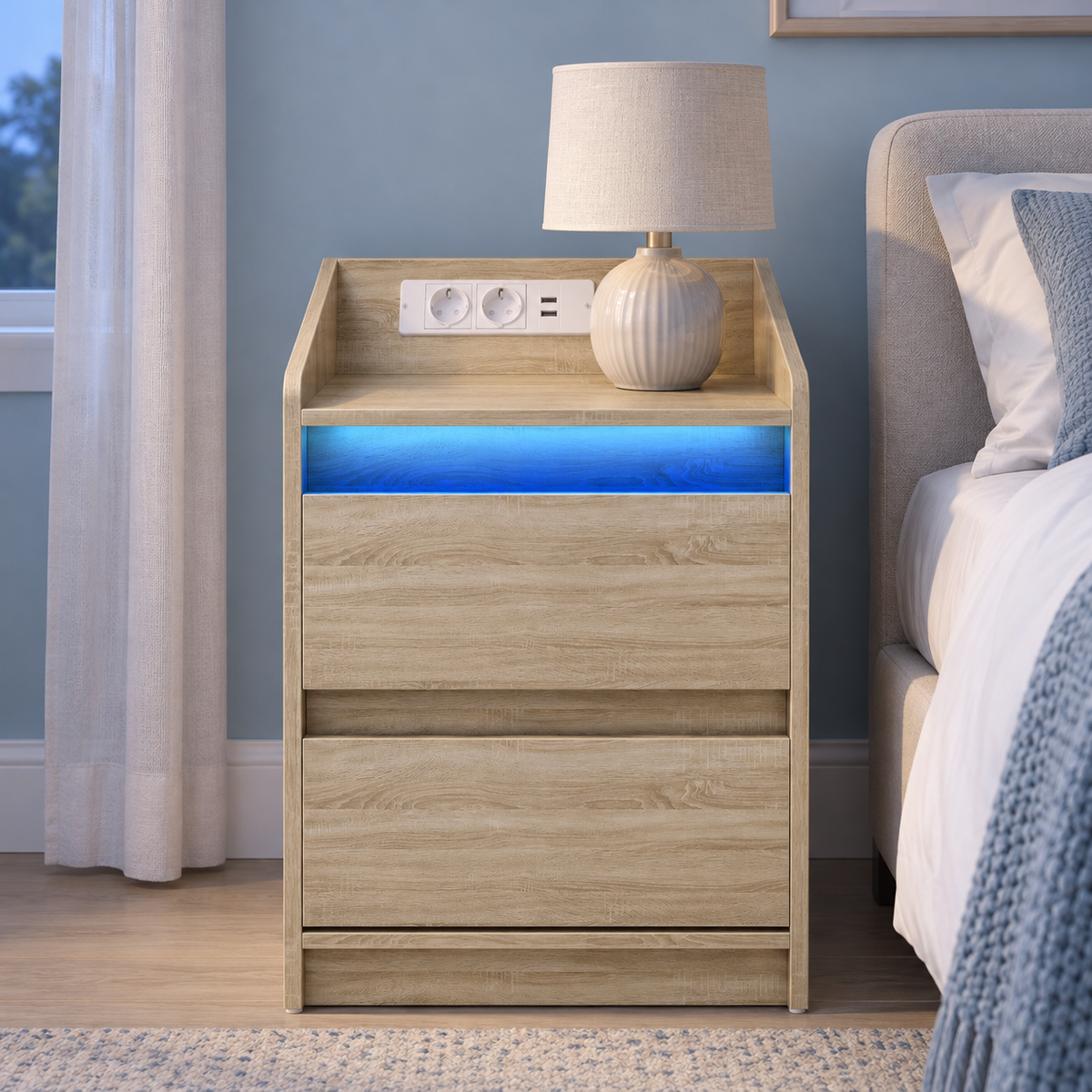 Chevet LED près d’un lit dans une chambre bleue