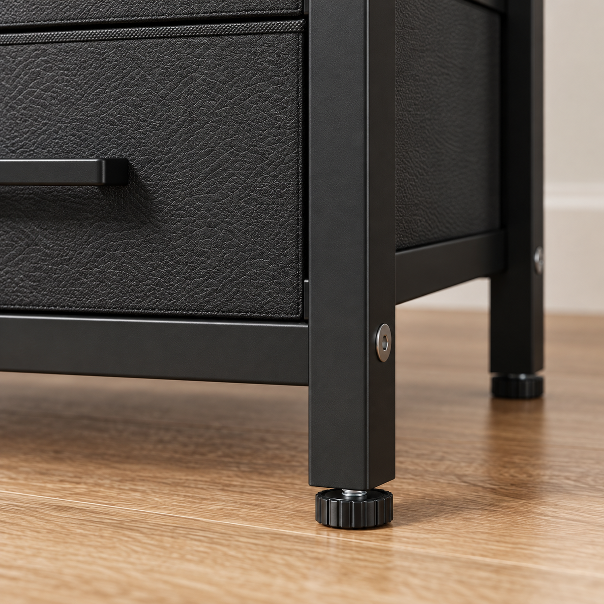 Détail du pied réglable et du cadre métallique noir.