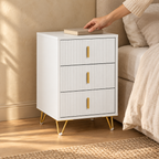 Table de chevet 3 tiroirs avec pieds dorés – 63 cm
