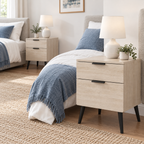 Deux tables de chevet assorties dans une chambre à lits jumeaux