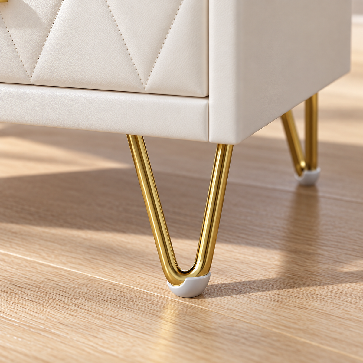 Détail des pieds épingle dorés du Style C
