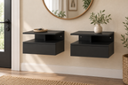 Deux rangements muraux noirs avec tiroir sous un miroir d’entrée.