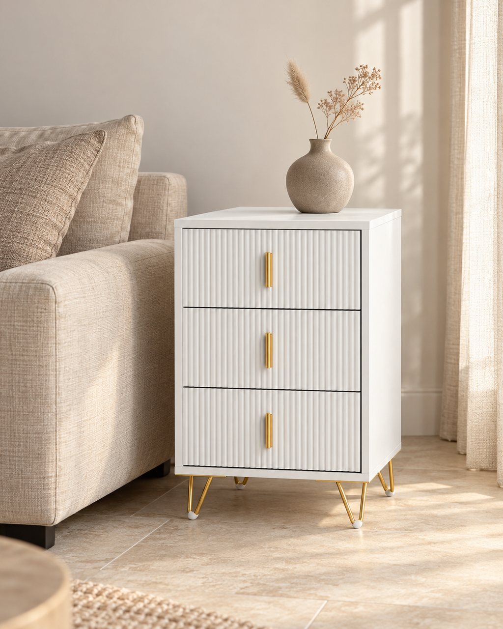 Table de chevet 3 tiroirs avec pieds dorés – 63 cm